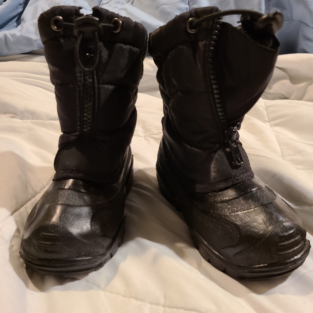 Kamik Size9 (little kids/ toddler) lined, zip-up winter boot